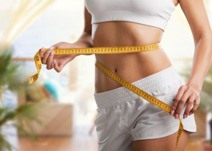 Kobieta stosująca szybką dietę odchudzającą